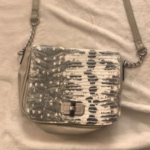 Cute cross body bag light grey with black and white and grey in front